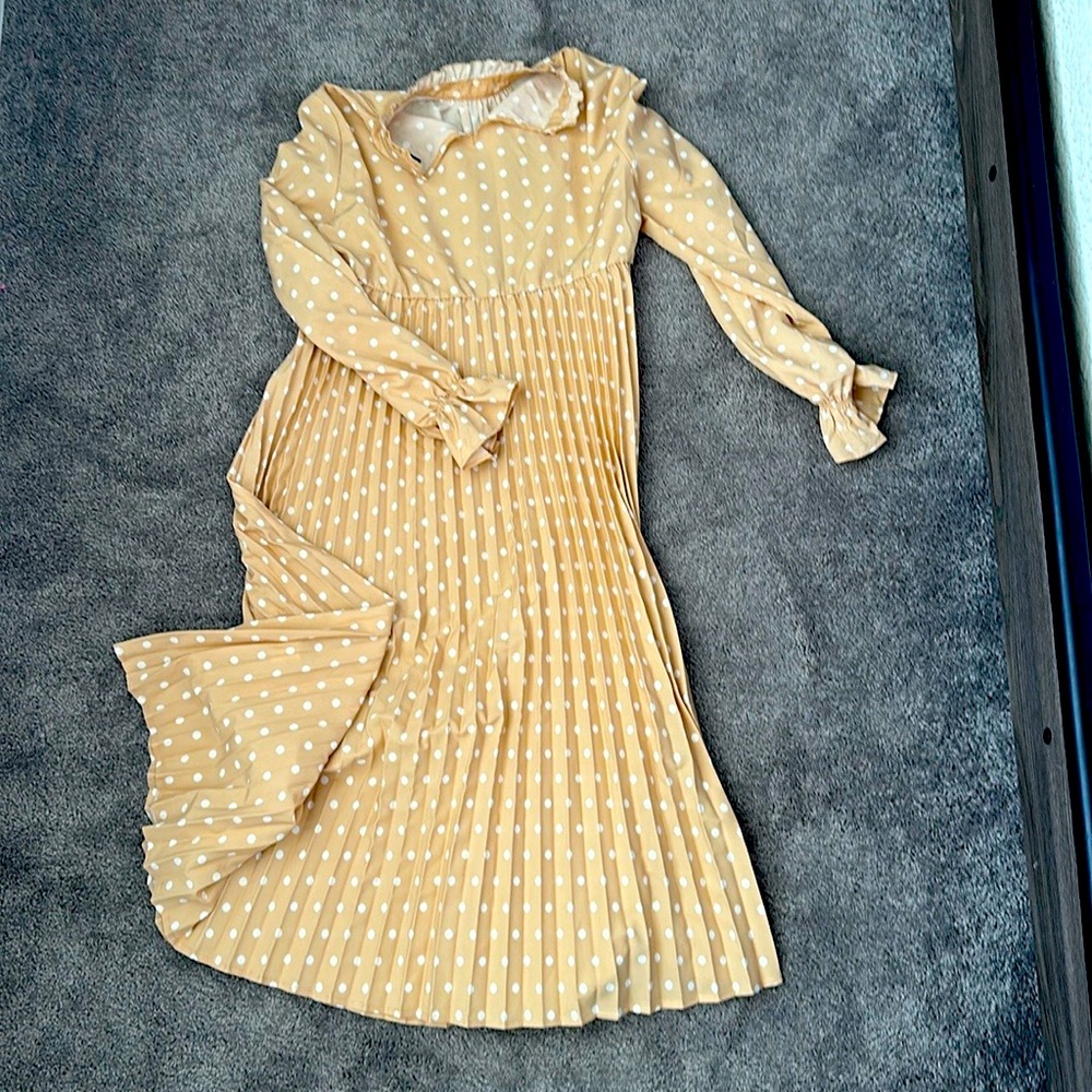 Beautiful, elegant maternity dress.